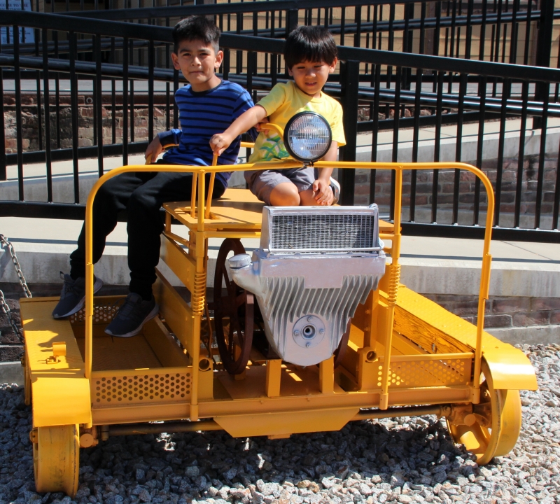 kids photo op on speeder